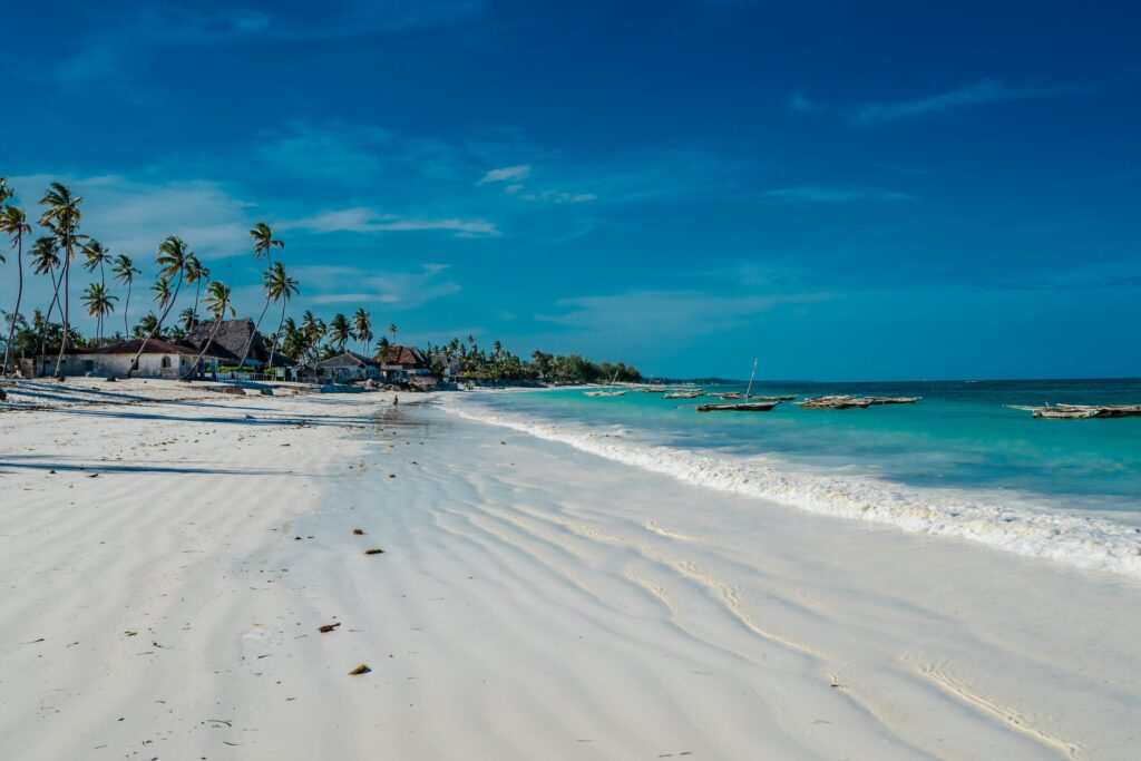 Strender i Tanzania asurblått hav og hvit sandstrand
