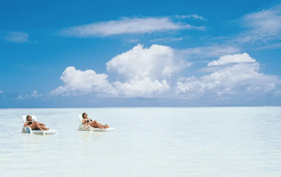 To mennesker bader Zanzibar Island Tanzania