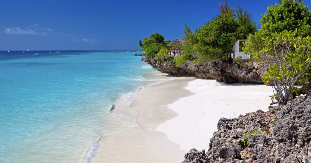 blått hav møter hvit strand på Zanzibar Island
