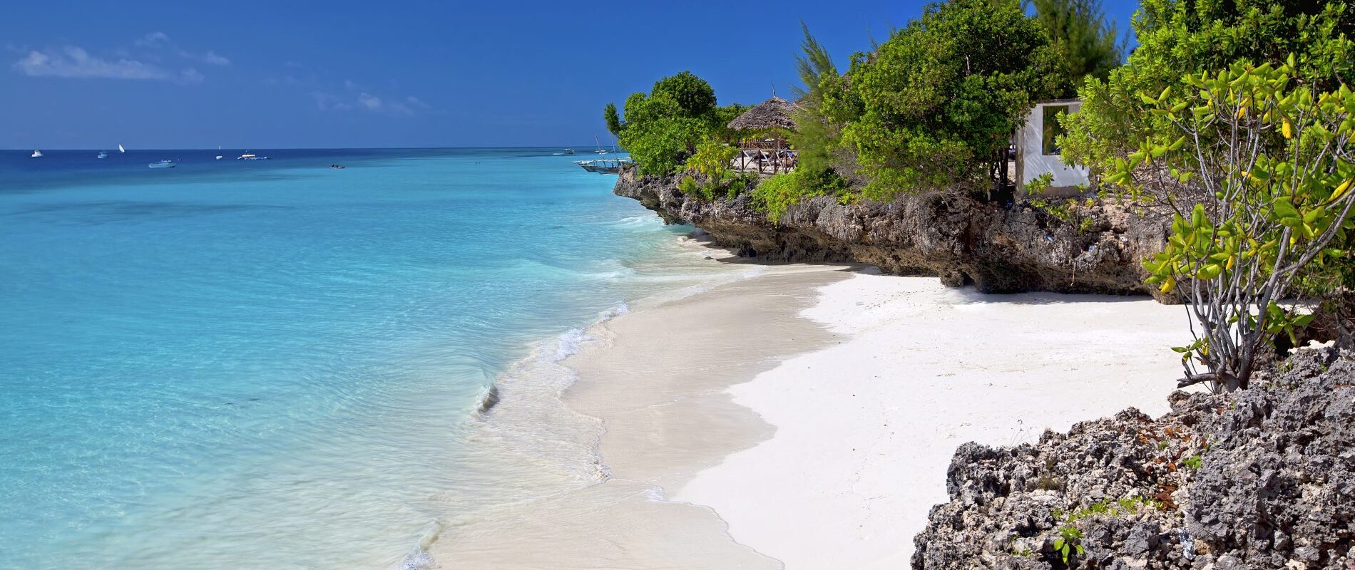 blått hav møter hvit strand på Zanzibar Island