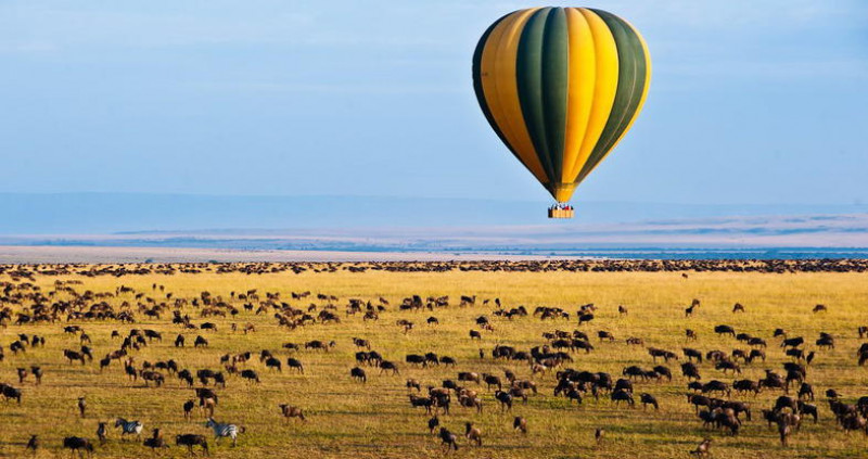 luftballong over landskap på ferie i Tanzania