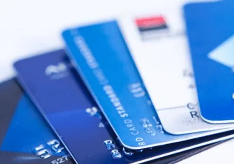 En bunke med kredittkort