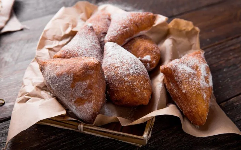 Mandazi, typisk tanzaniansk mat, i en kurv