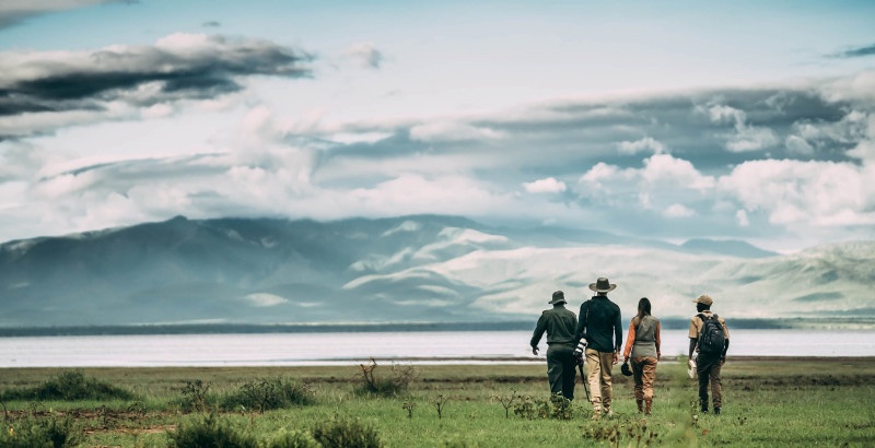 Fire personer går mot fjell i Tanzania