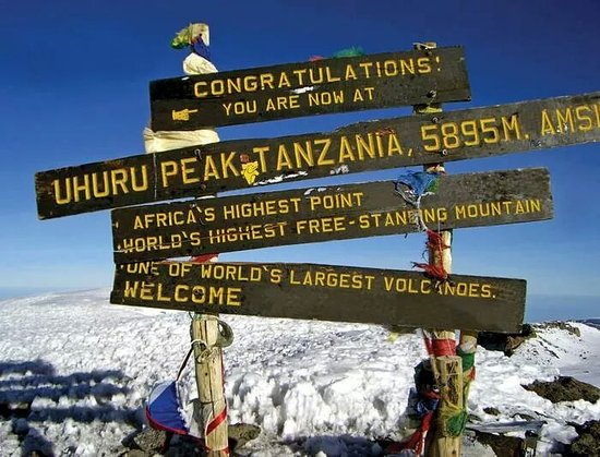 Marangu Route (4/5) | Kibo Huts (4 720 m) – Uhuru Peak (5 895 m) – Horombo Huts (3 720 m)