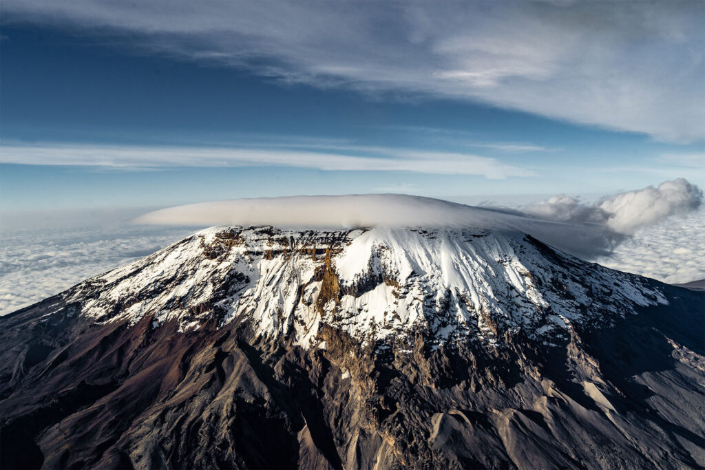 et av fjellene i Tanzania med snø på toppen