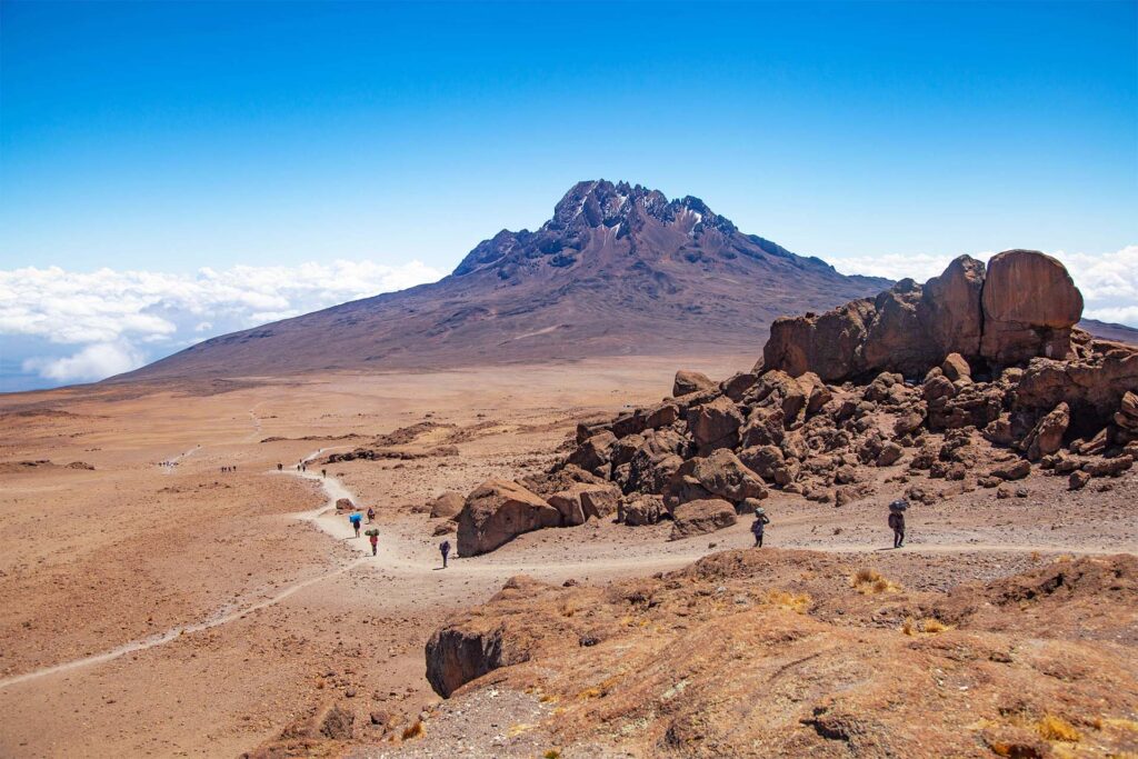 Sti som går til til Kilimanjaro i Tanzania med vandrere