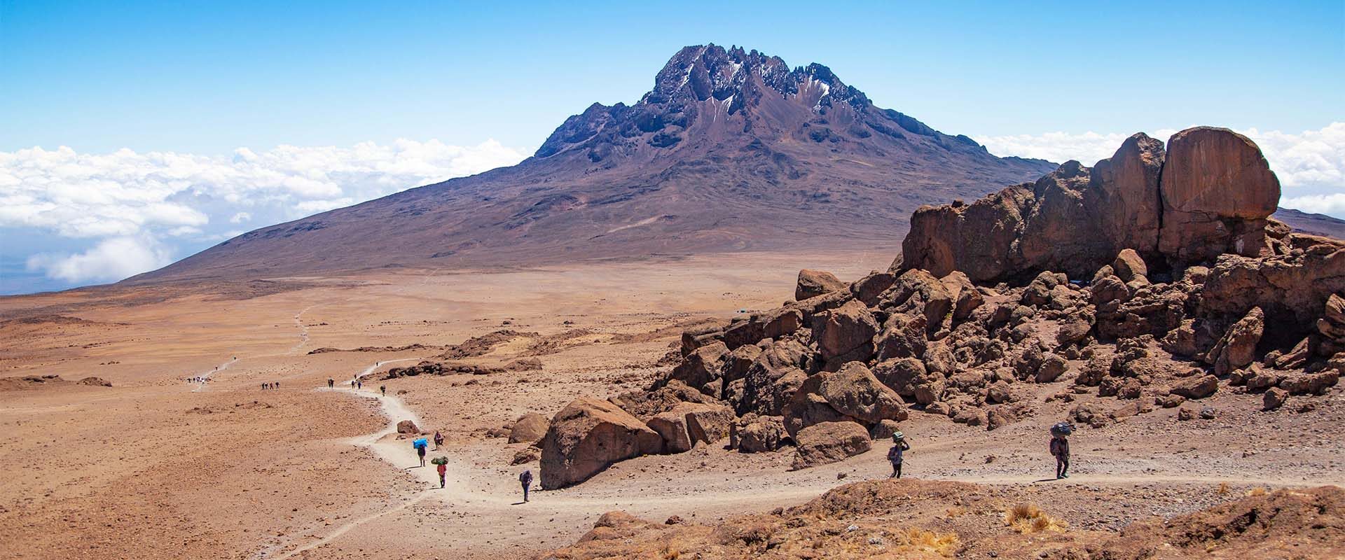 Sti som går til til Kilimanjaro i Tanzania med vandrere