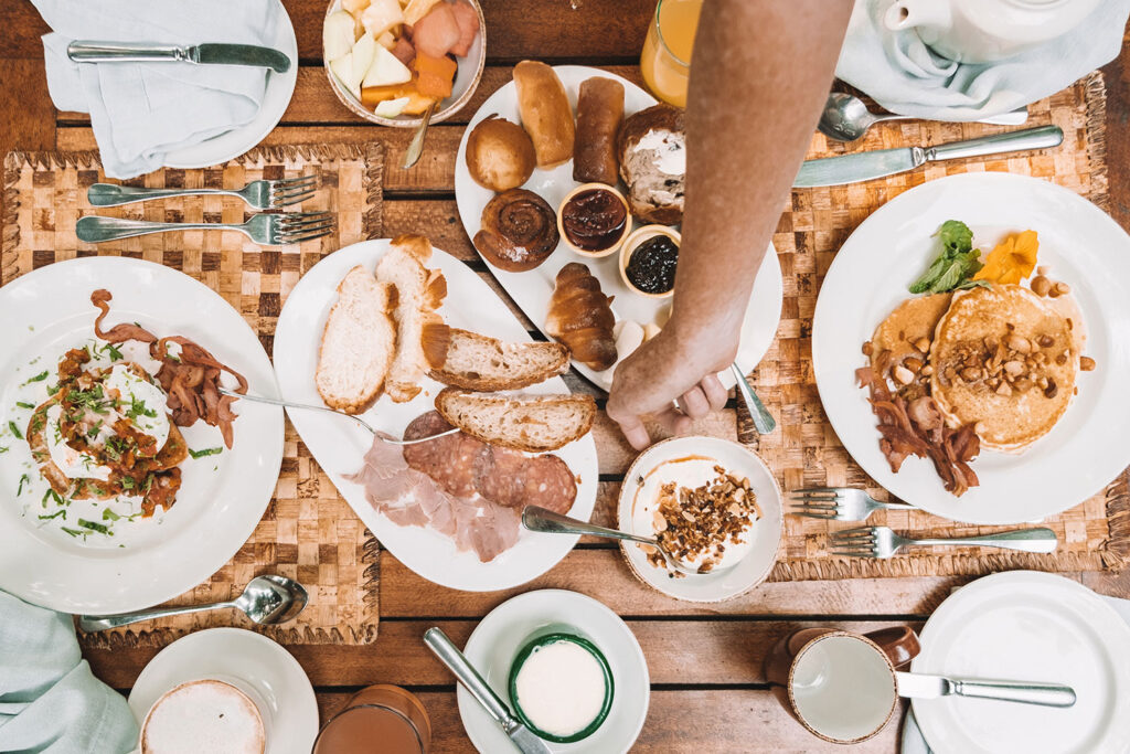 Et utvalg frokostretter på bordet