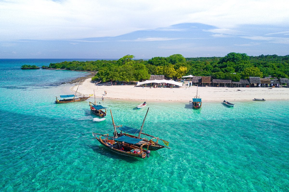 Båter ligger utenfor strand