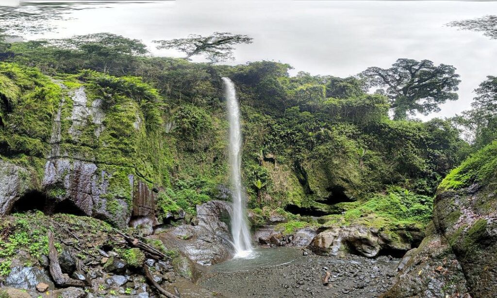 Mount Meru foss med høye klipper og trær