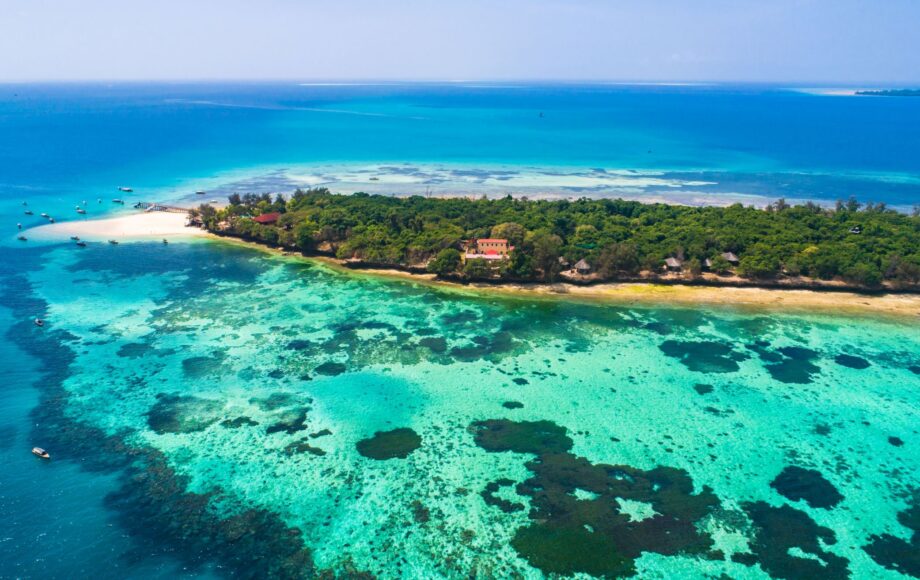 Grønt og blått hav uten for Prison Island Tanzania