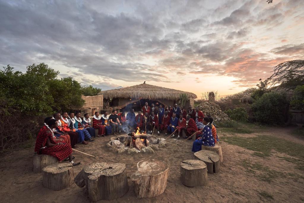 Hvor mange stammer i Tanzania? Maasaier sitter rundt et bål