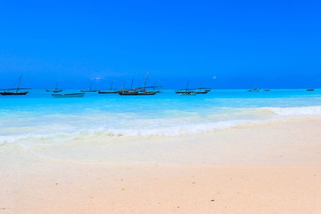 Beste strender Tanzania, Nungwi Beach med turkis vann og dhow-båter
