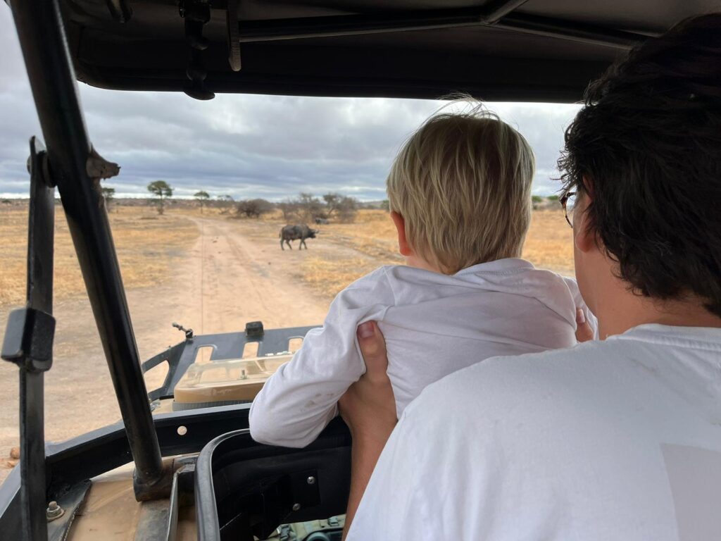 Far og sønn i safaribil på familiesafari i Tanzania