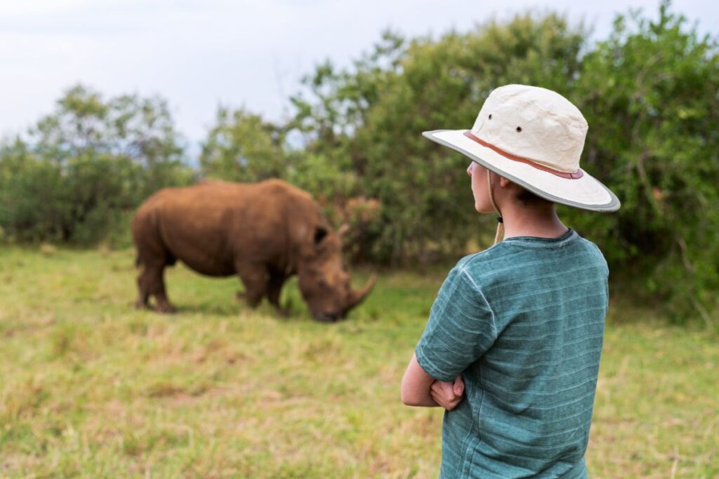 Tanzania-safari, barn ser på nesehorn