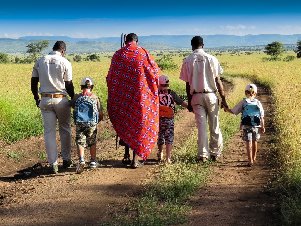 Familie går sammen med masai på Tanzania-safari med barn