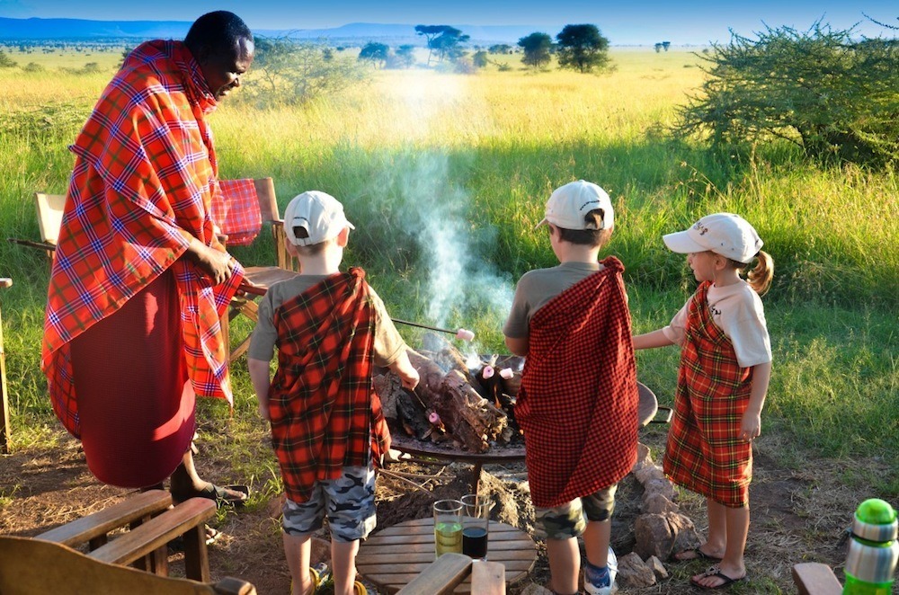 Tanzania-safari, barn og masai, alle kledd i masai-klær