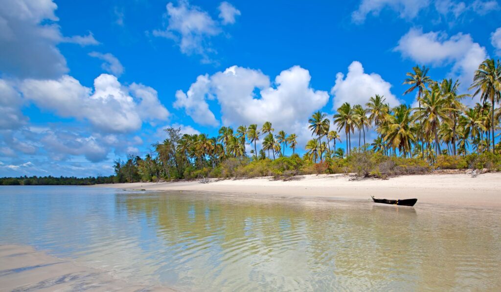 Strender i Tanzania, båt ligger ved strandkanten