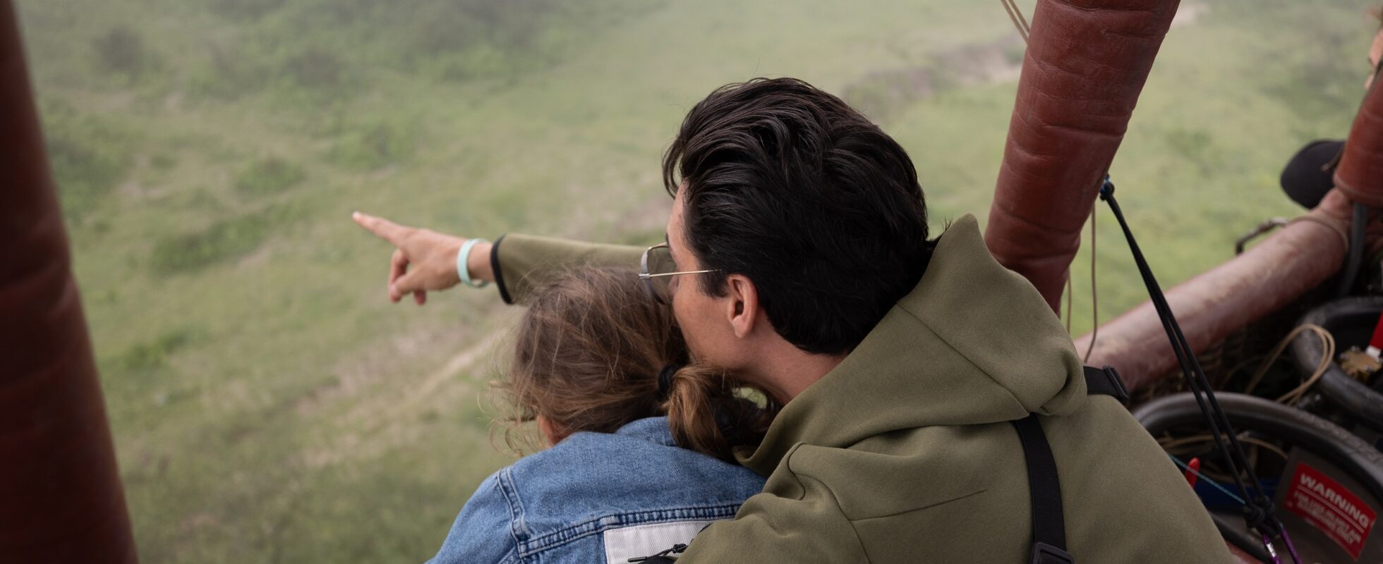 To mennesker i luftballong over Serengeti nasjonalpark