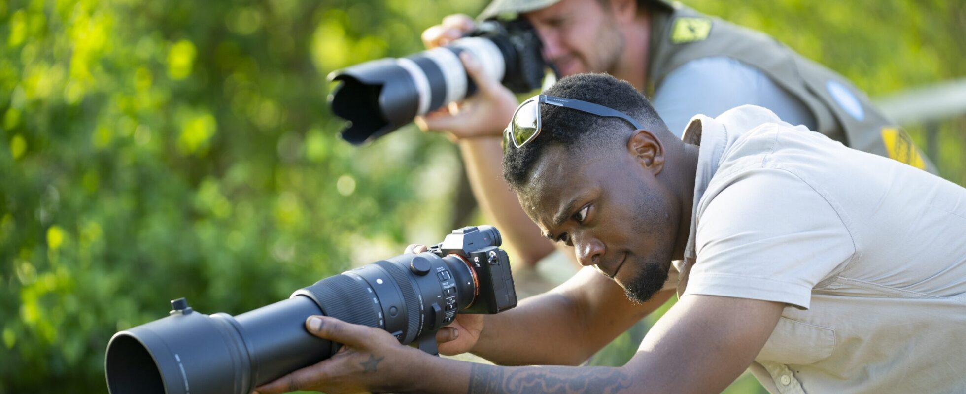 To personer med store kameraer, safarifotografering