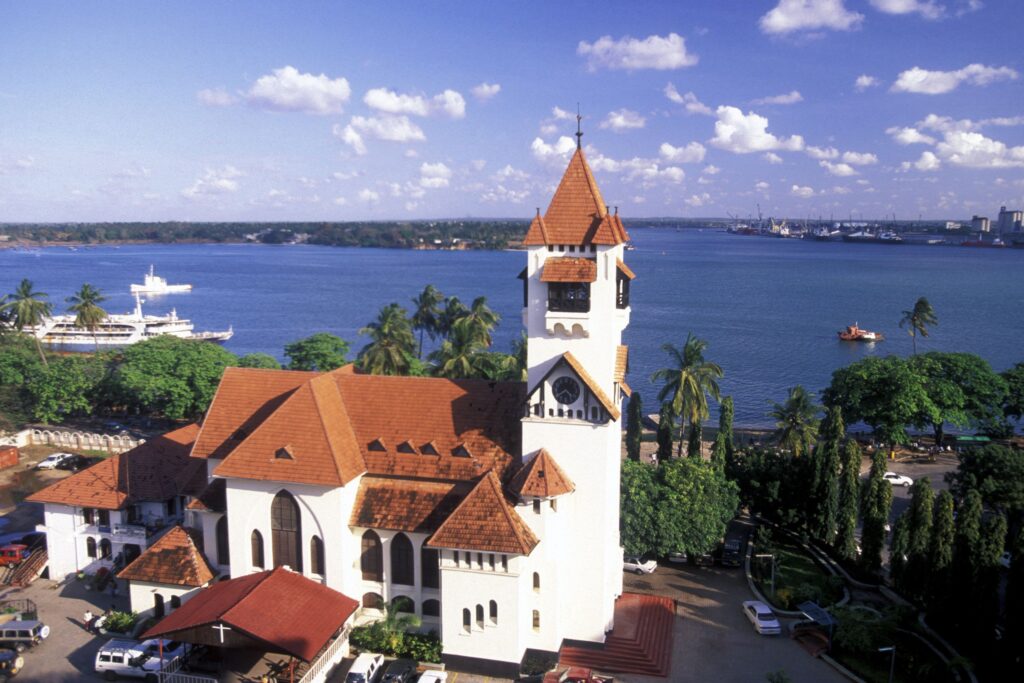 Kirke i Car es Salaam, Tanzania, med havet i bakgrunnen