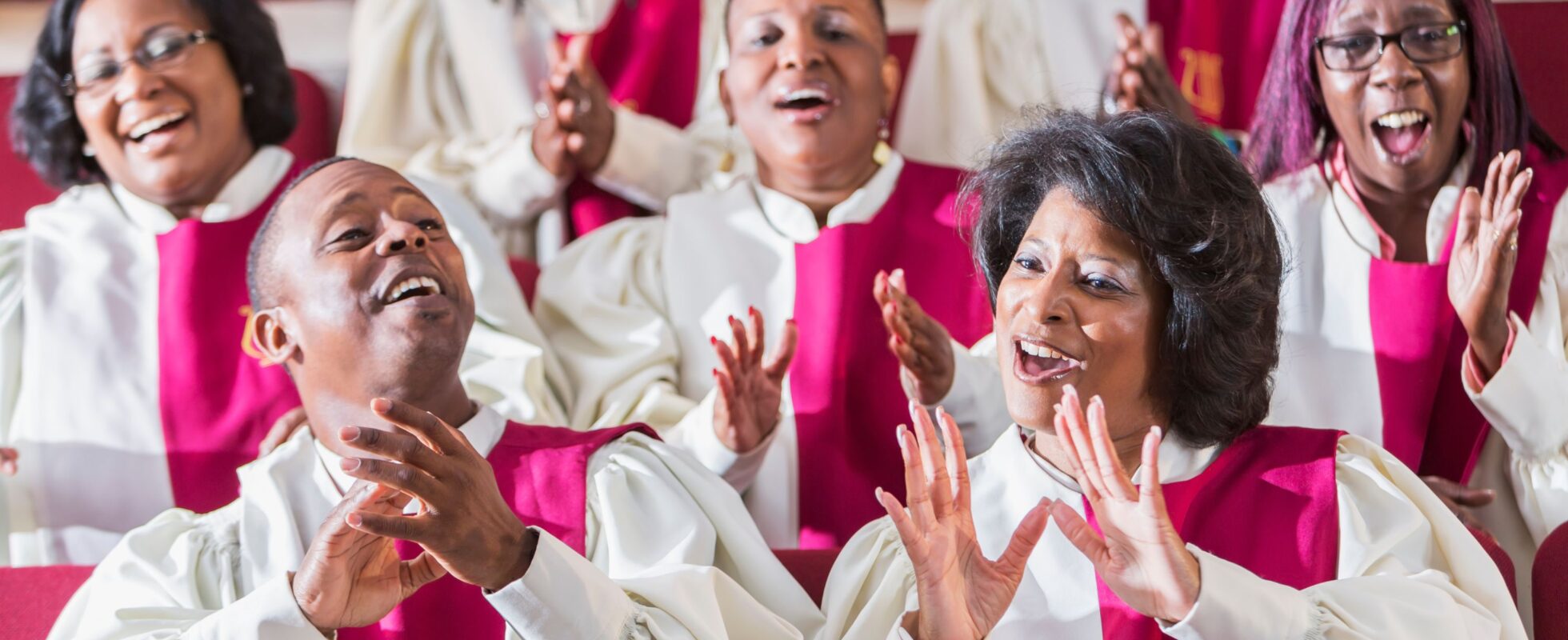 Religion i Tanzania, menn og kvinner synger i et gospelkor