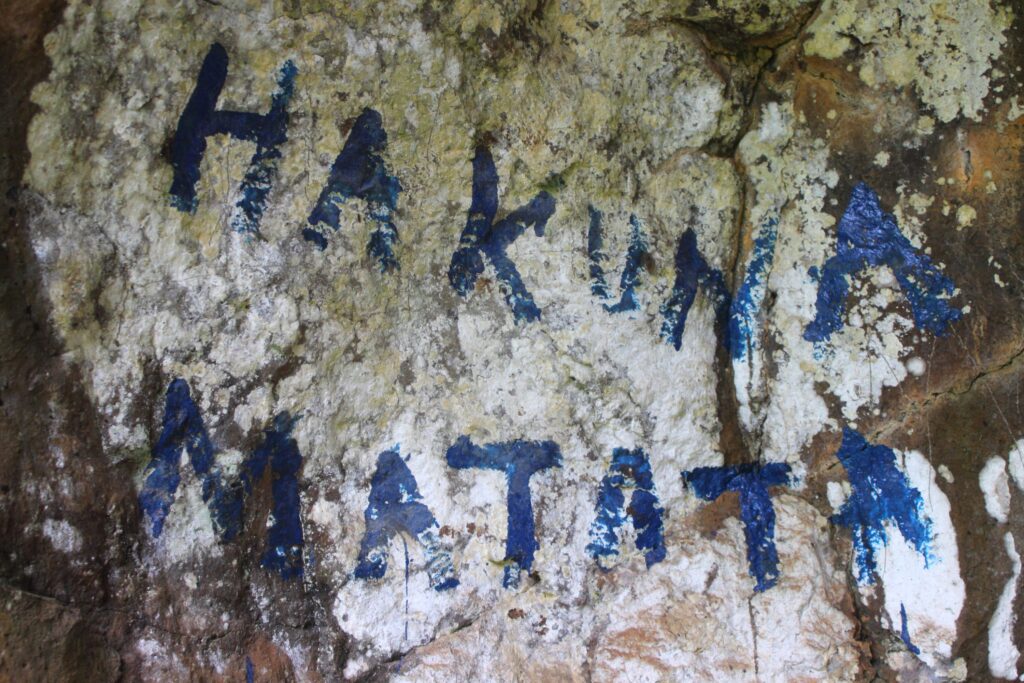 Hakuna Matata skrevet på en vegg