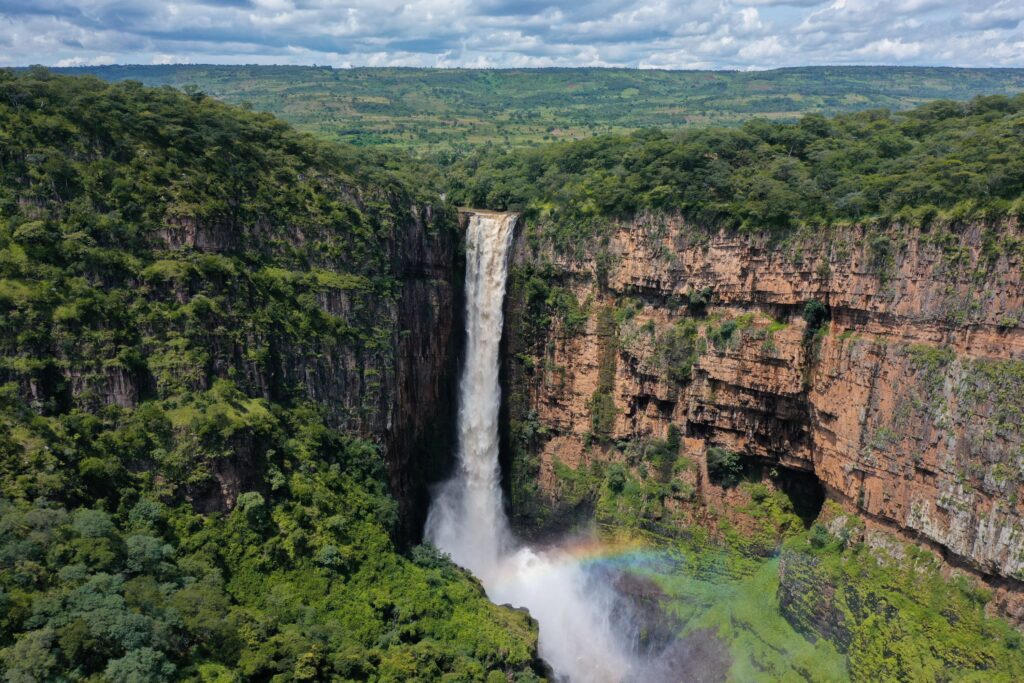 Kalambo-fossen i Tanzania omkranset av grønt landskap og klipper