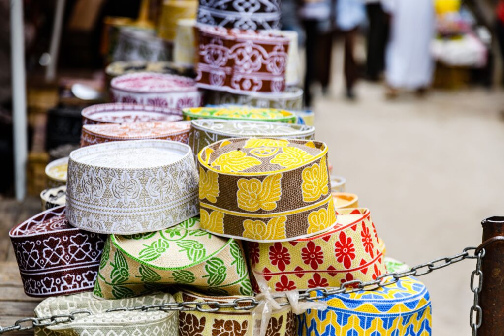 Fargerike Swahili Kofia-hatter, tradisjonelle klær fra Tanzania