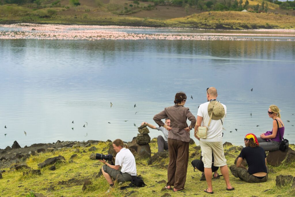 En gruppe mennesker står på bredden av Lake Momella, Tanzania