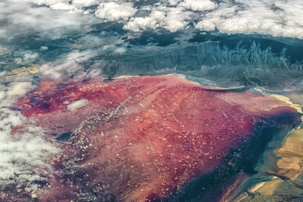 Bilde ovenfra av Lake Natron, innsjø i Tanzania