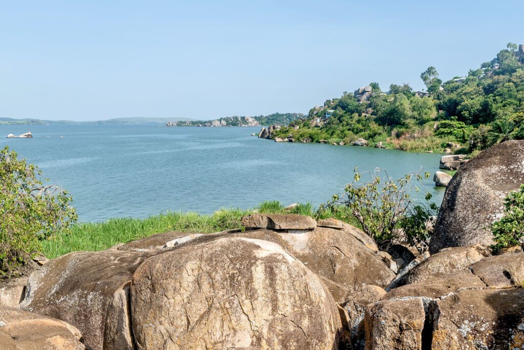 Lake Victoria med hus rundt og store stener i front, største innsjø i Tanzania