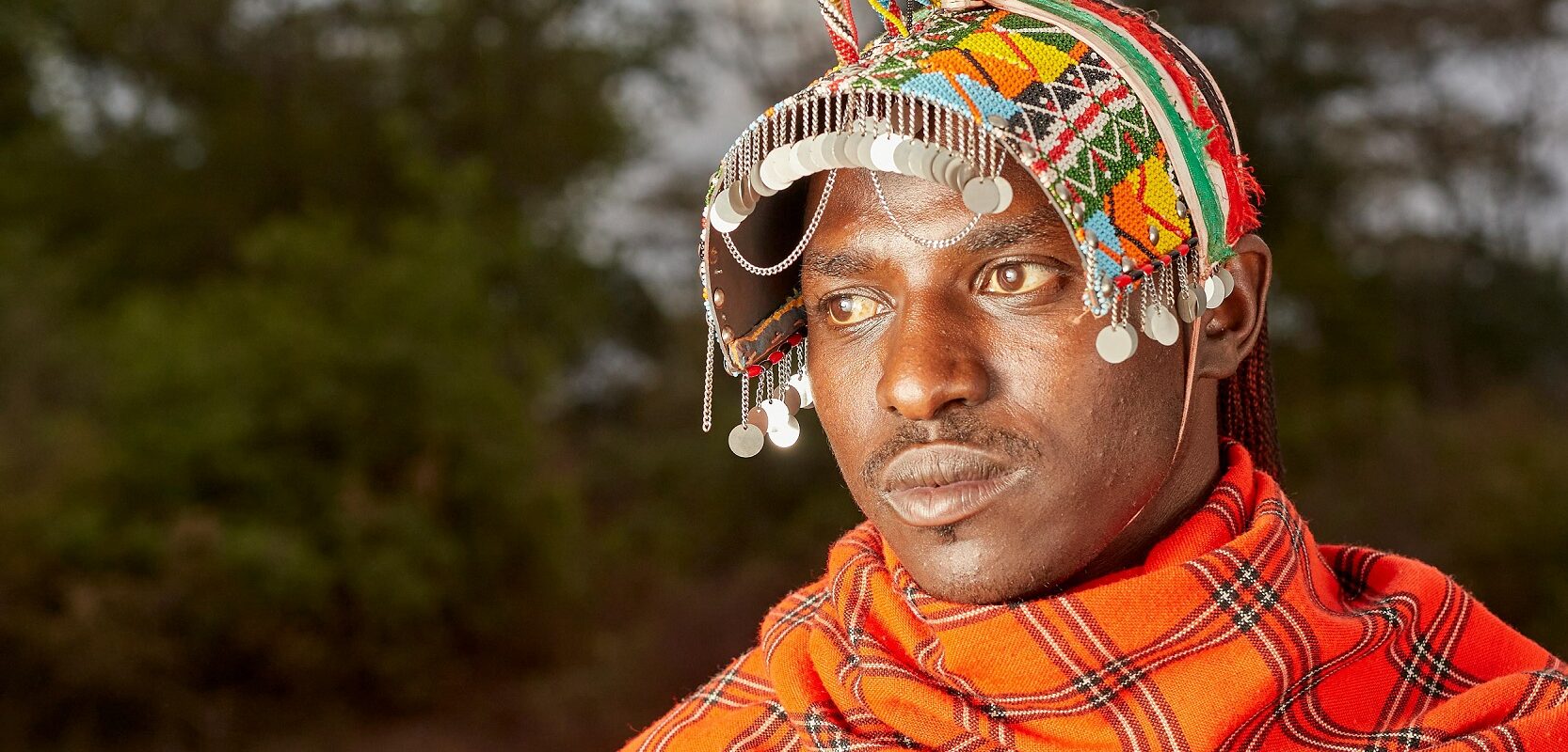Maasai-mann fra Tanzania kledd i tradisjonelle klær