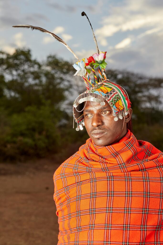 Maasai-mann fra Tanzania kledd i tradisjonelle klær