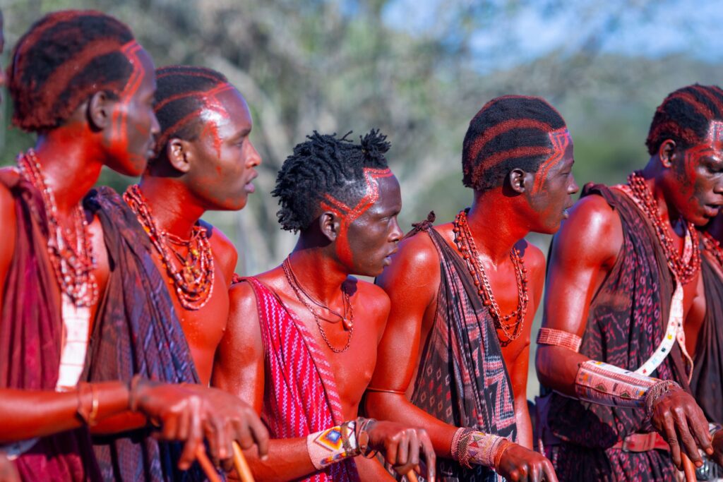 Religion i Tanzania, Maasai-krigere med rød farge på huden og tradisjonelle klær