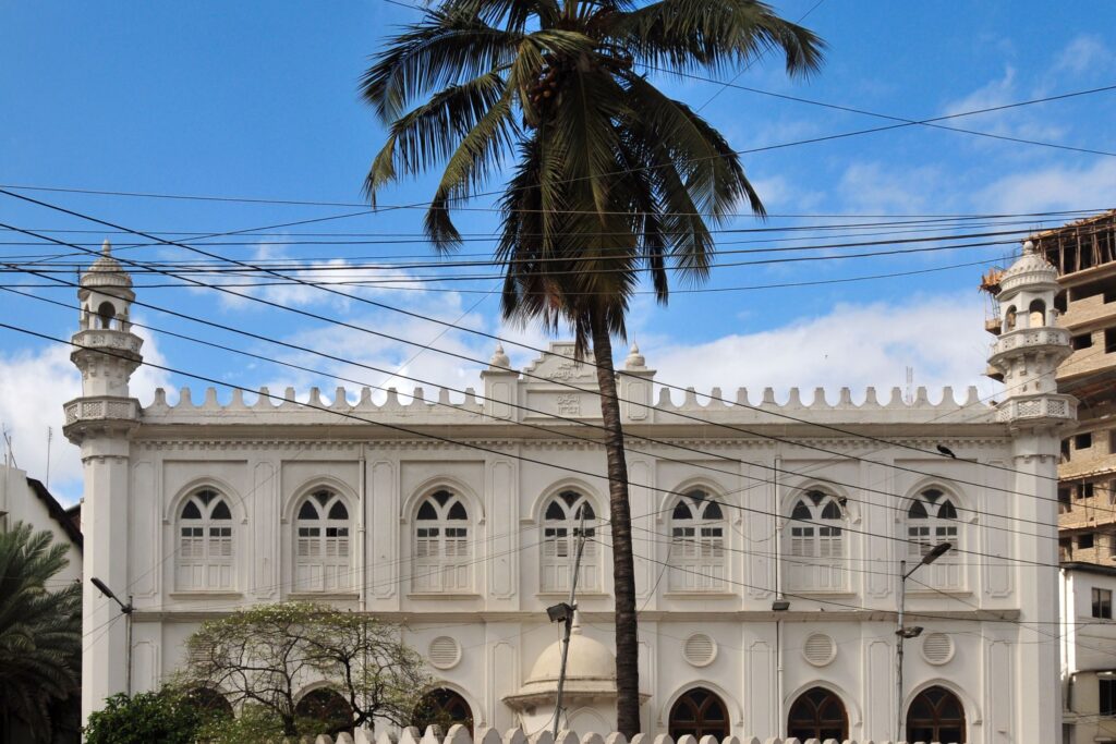 Moské i Dar es Salaam, Tanzania, med palmetrær foran
