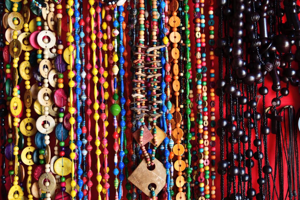 Fargerike smykker fra Tanzania med perler og tredetaljer