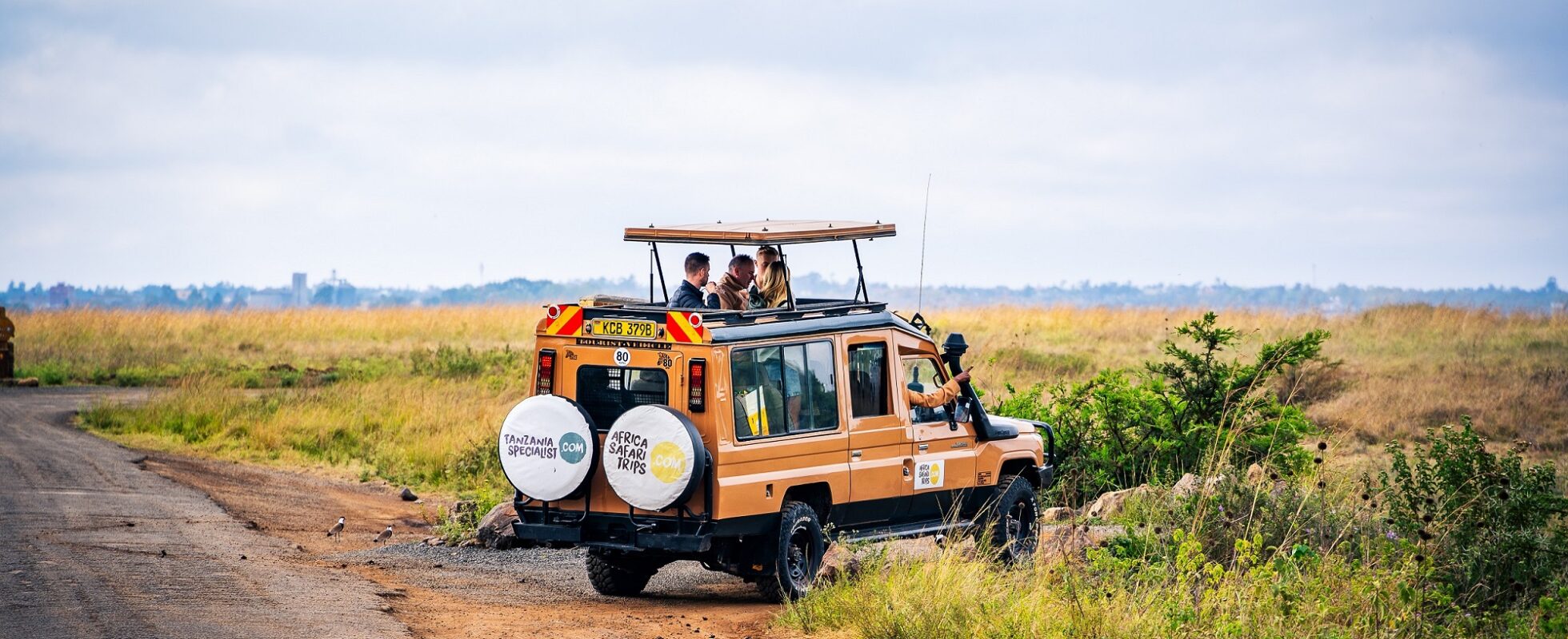 Safarijeep på savanne i Tanzania