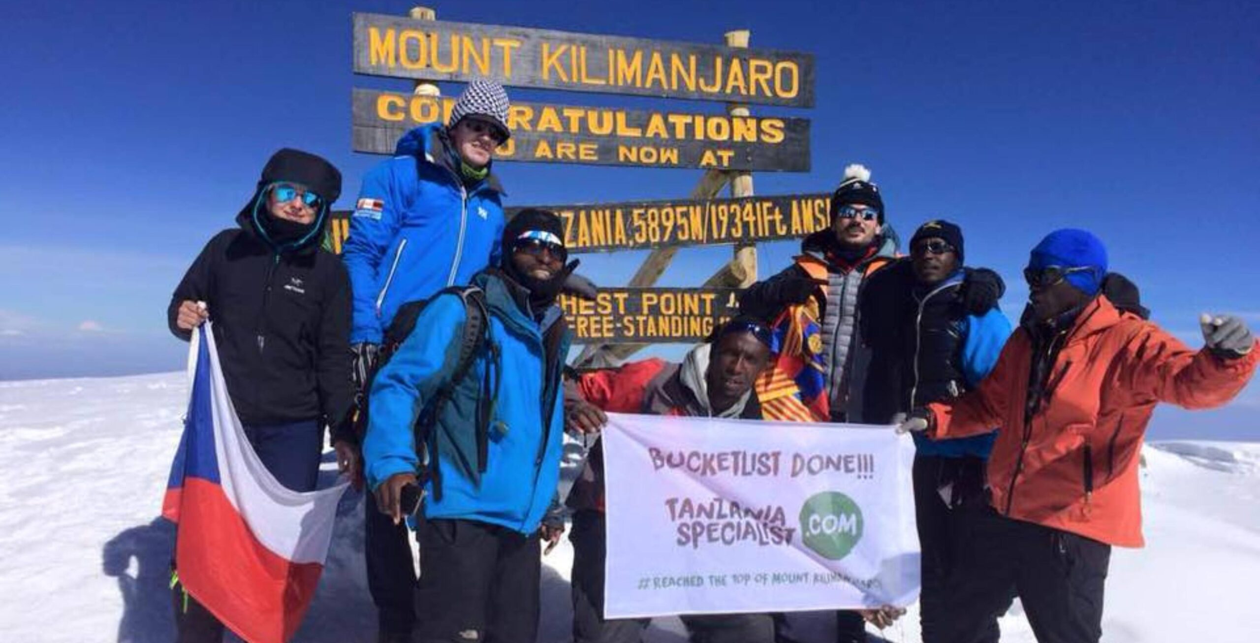 Gruppe mennesker på toppen av Mount Kilimanjaro med Tanzania Specialist