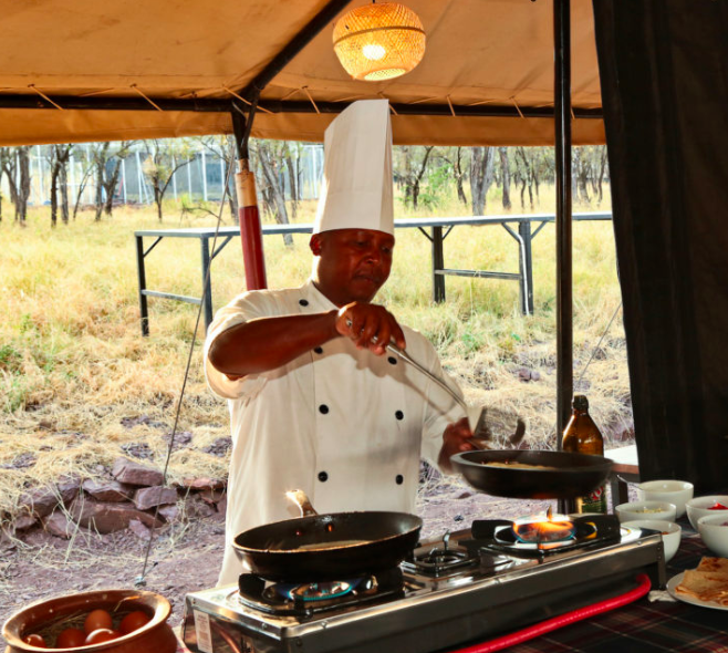 Kokk lager frokost på Tukaone Serengeti Camp
