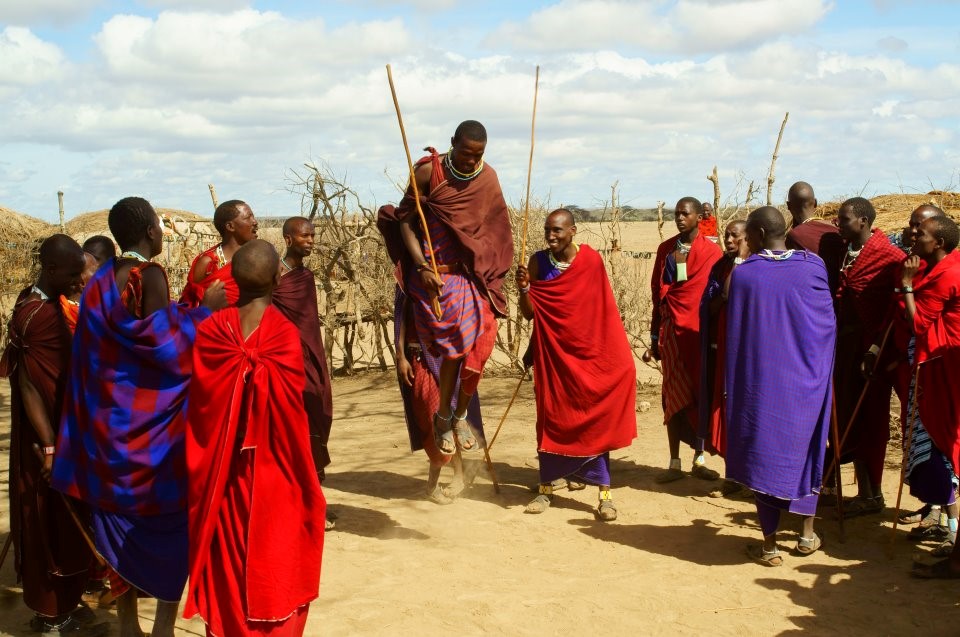 masaistamme viser frem en dans på besøk i masailandsby i Tanzania