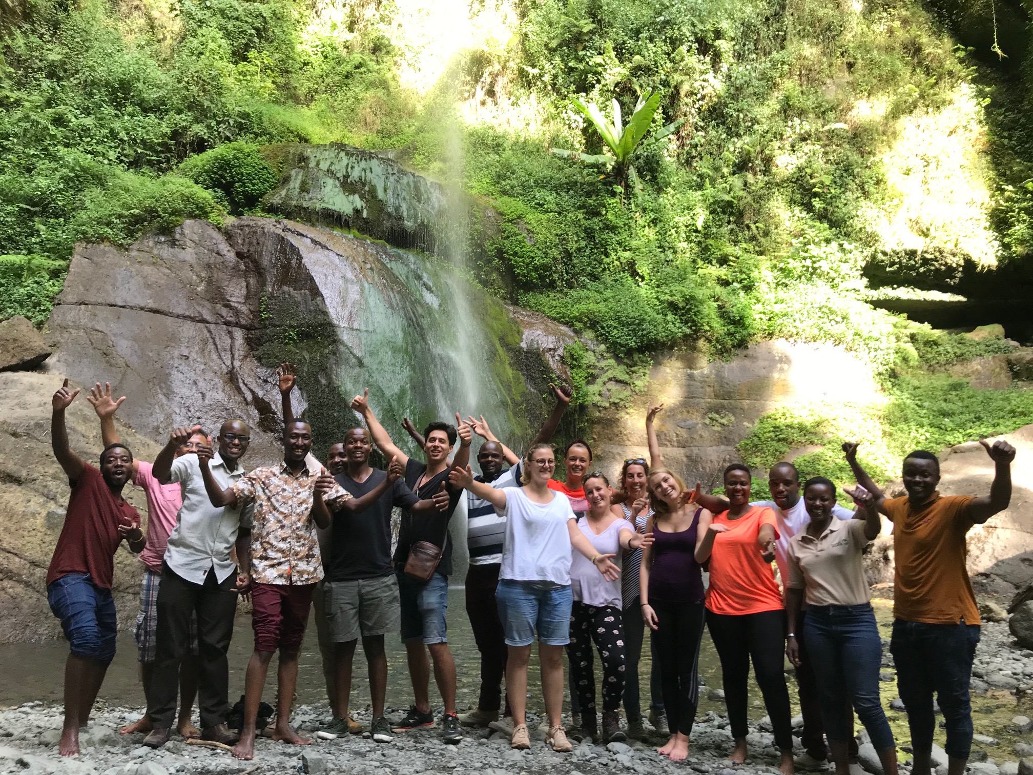 En gruppe mennesker foran et vannfall