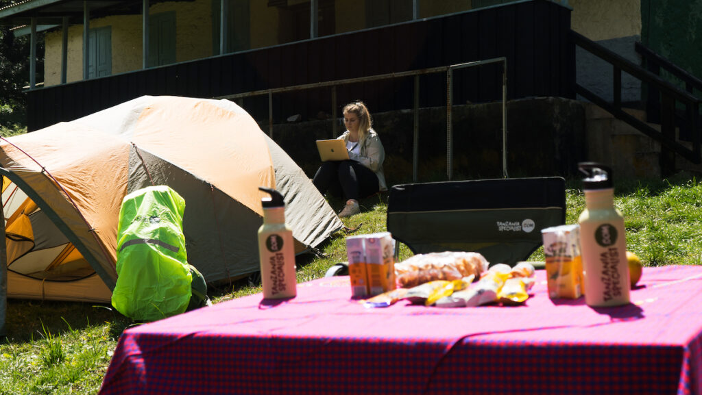 Kvinne jobber på laptop, Mt Kilimanjaro høyhastighetsinternett Tanzania Specialist