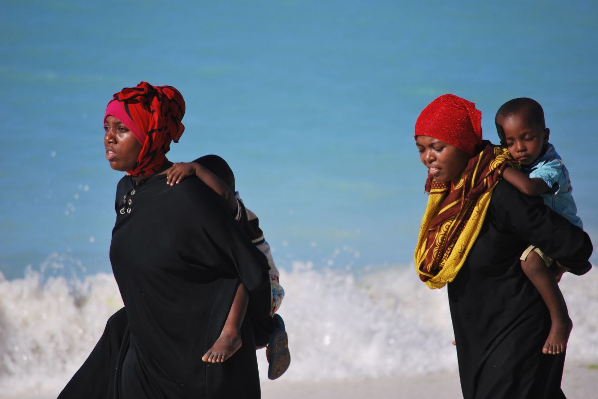 To lokale kvinner med barn på ryggen