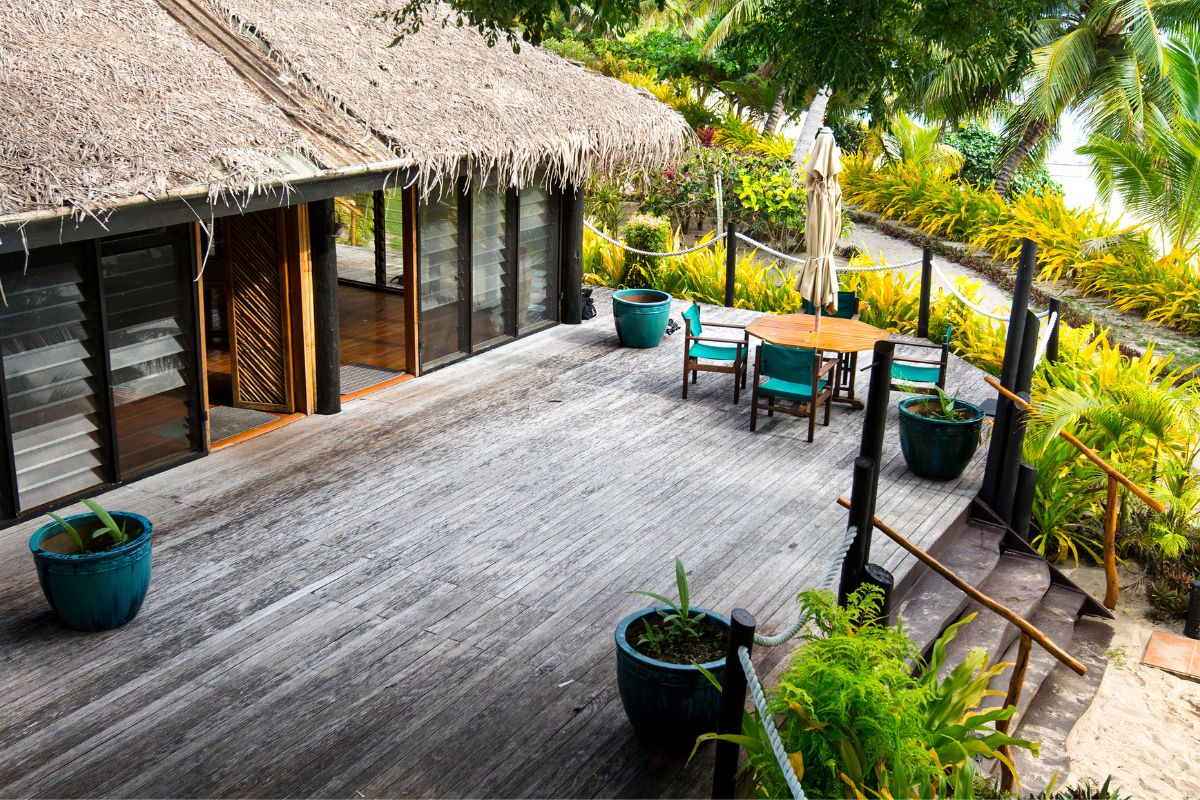 Luksusresort i Tanzania, Legendary Lodge terrasse med planter rundt