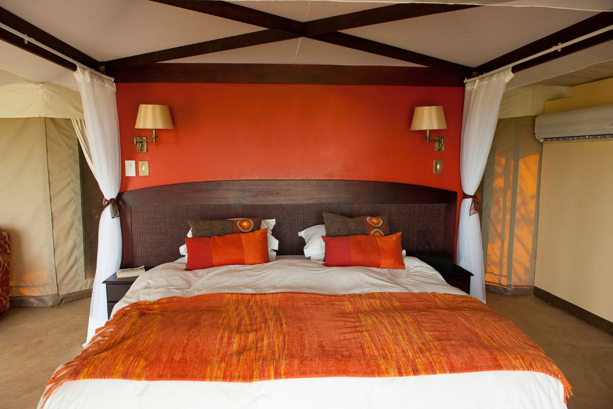 Seng med oransje vegg i bakgrunnen på Mwiba Lodge Tanzania