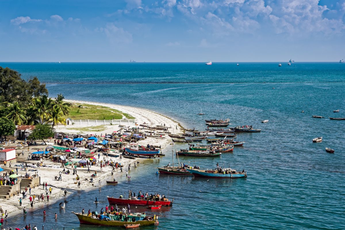 Båter ligger utenfor strand