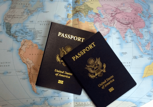 To pass ligger oppå et kart