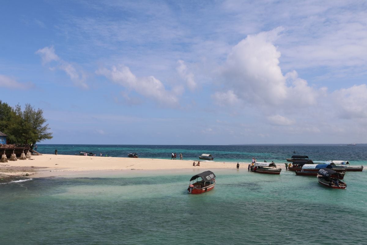 båter utenfor sandstrand, Changuu Island Tanzania
